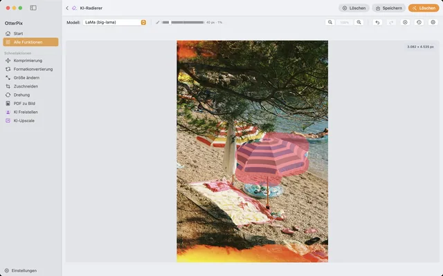Der KI-Radierer von OtterPix auf macOS: Ein gestreifter Sonnenschirm im Strandfoto ist mit der roten Pinselmaske übermalt, oben in der Werkzeugleiste wartet der Löschen-Button.