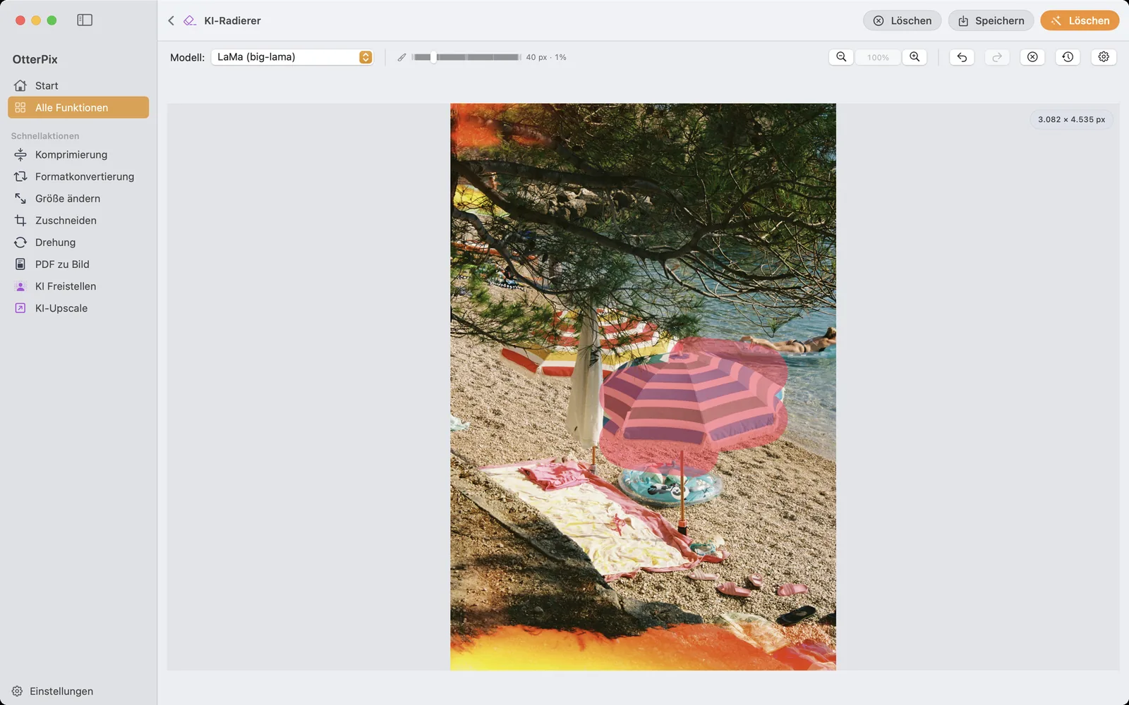 Der KI-Radierer von OtterPix auf macOS: Ein gestreifter Sonnenschirm im Strandfoto ist mit der roten Pinselmaske übermalt, oben in der Werkzeugleiste wartet der Löschen-Button.